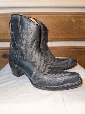 Circle G Black Western Ankle Boots with Gray Stitching